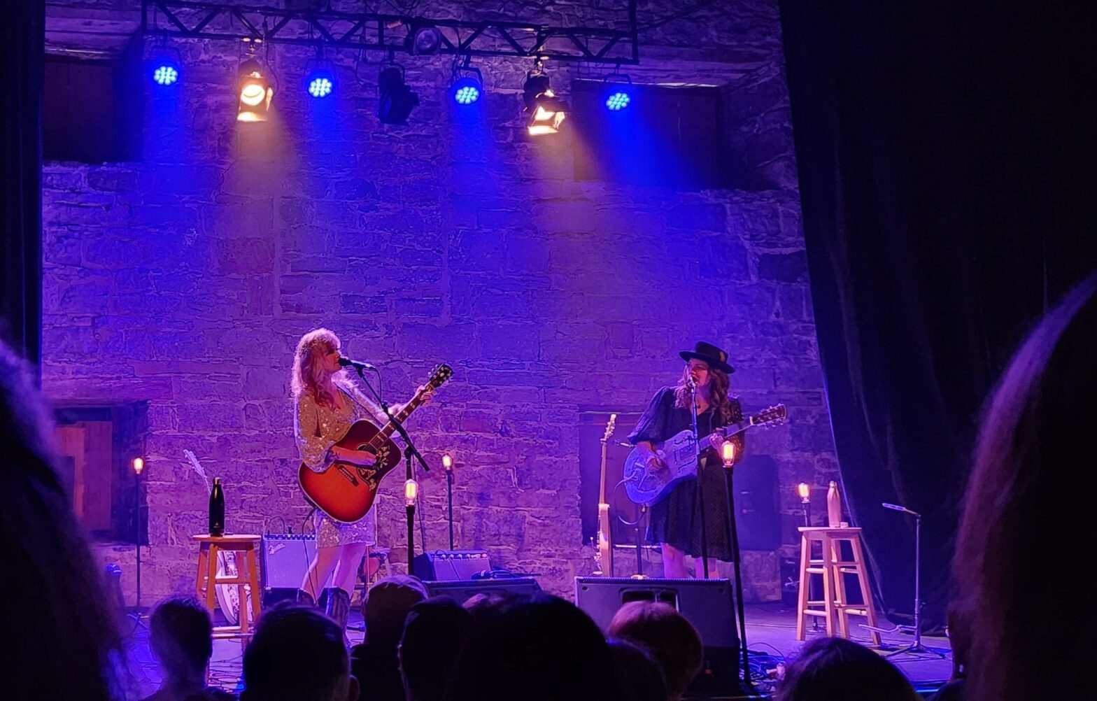 Le duo Hauterive, composé de Mara Tremblay et de Catherine Durand, sur scène au Moulin Marcoux
