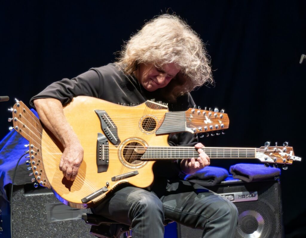 Pat Metheny avec sa guitare Picasso