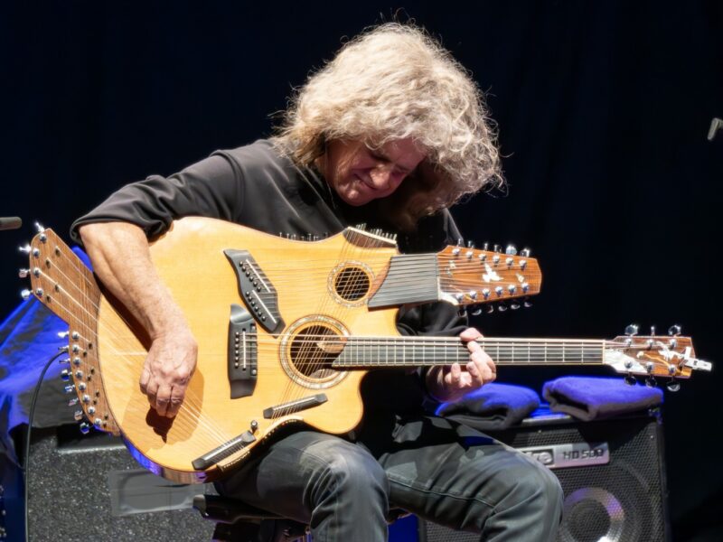 Pat Metheny avec sa guitare Picasso