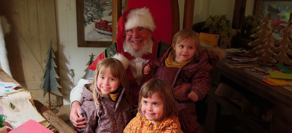 Père Noël avec trois enfants