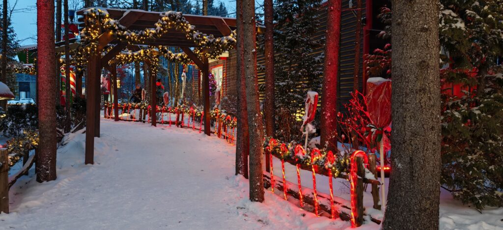 Un sentier d'hiver décoré de cannes de Noël et de guirlandes illuminées