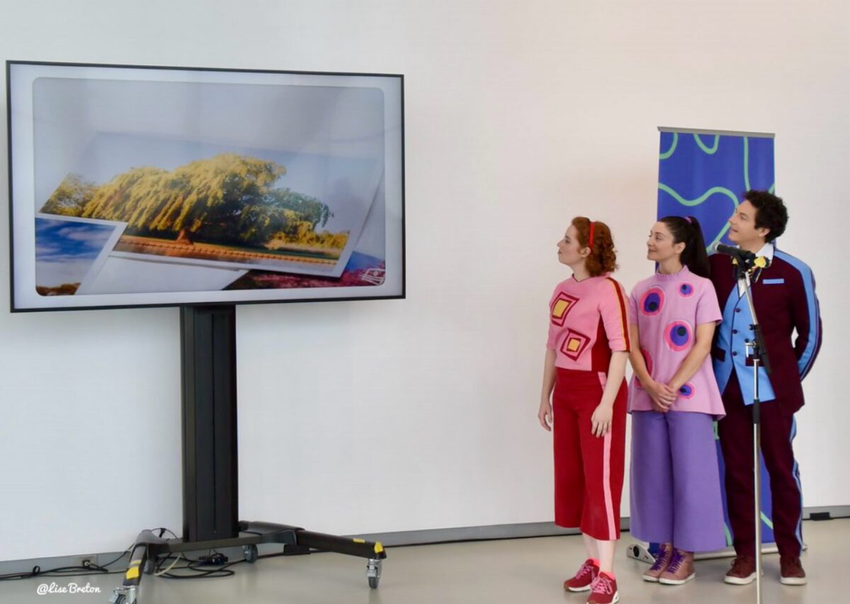 Passe- Carreau, Passe-Partout, Passe-Montagne regardant une capsule vidéo Photo Lise Breton