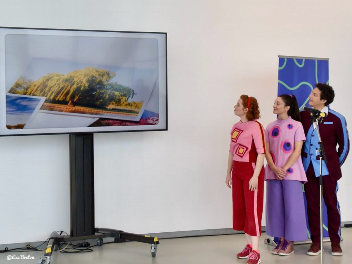 Passe- Carreau, Passe-Partout, Passe-Montagne regardant une capsule vidéo Photo Lise Breton