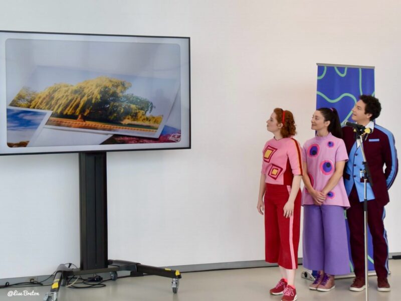 Passe- Carreau, Passe-Partout, Passe-Montagne regardant une capsule vidéo Photo Lise Breton