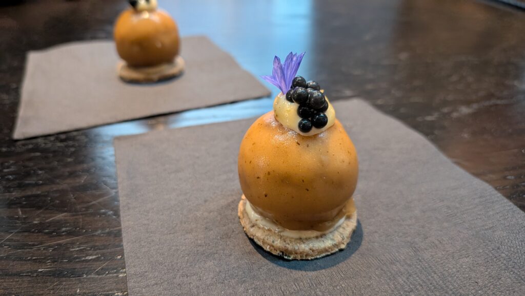 Boules de sébaste pêché dans le fleuve Saint-Laurent, avec mayonnaise maison et perles végétales