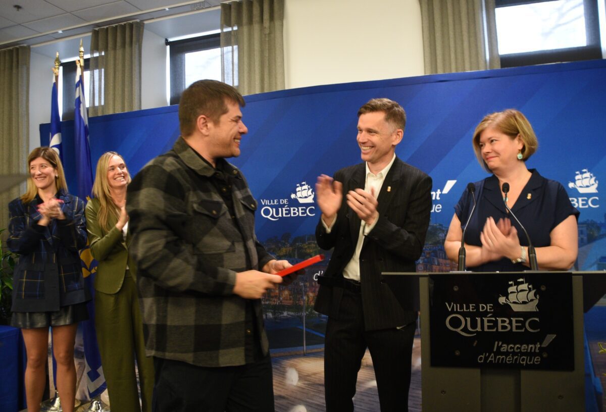 Stéphane Modat Propriétaire et Chef au Le Clan recevant sa plaque MICHELIN 2026 Photo Lise Breton