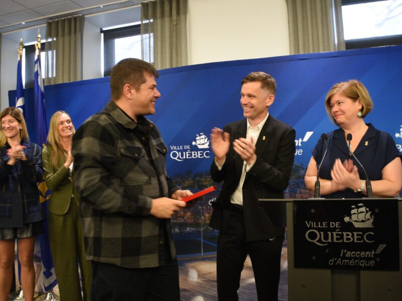 Stéphane Modat Propriétaire et Chef au Le Clan recevant sa plaque MICHELIN 2026 Photo Lise Breton