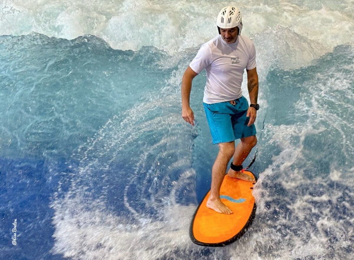Moniteur-Aloha-Surf-du-Complxe-Aloha-prenant-la-vague-Photo-Lise-Breton-