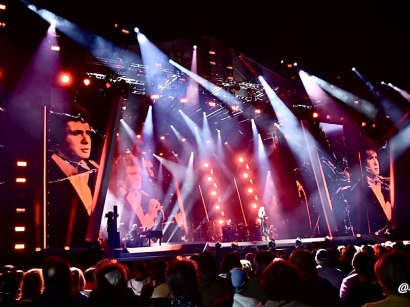 Véronic-DiCaire-chantant-Rouge-de-Michel-Sardou